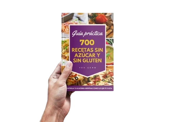 Mano sosteniendo el libro 700 Recetas Sin Azúcar y Sin Gluten